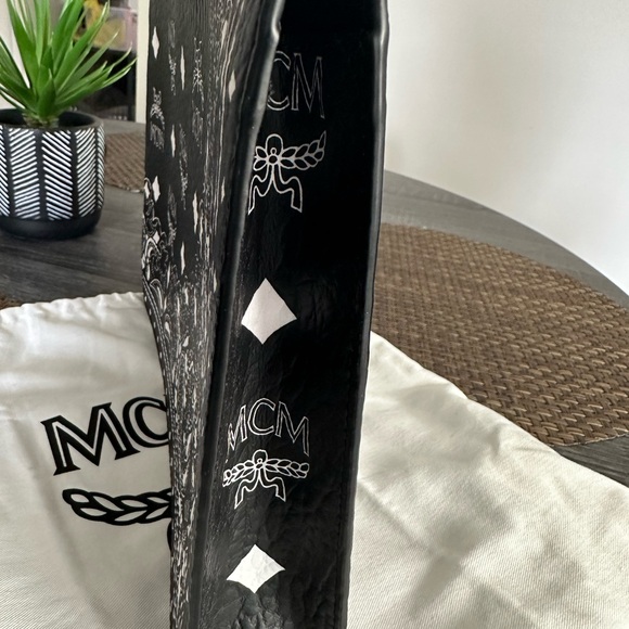 Authentic New MCM black/white paisley print medium pouch with strap & dust bag. - Picture 3 of 4